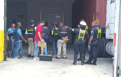 Muere agente de seguridad al ser aprisionado contra la pared por camión contenedor 