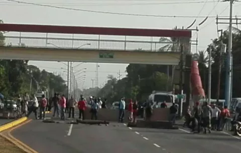 Fuerzas vivas de Barú cierran carretera hacia Puerto Armuelles
