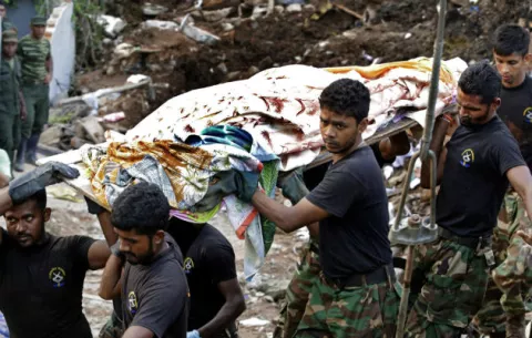 Al menos 19 muertos en el derrumbe de una montaña de desechos en Sri Lanka