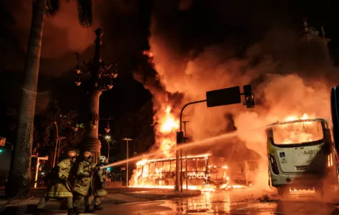 Manifestantes incendian autobuses y se enfrentan a la policía en Río de Janeiro