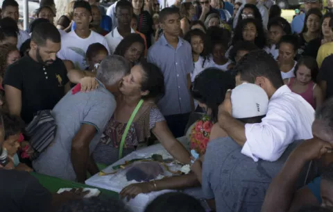 Indignación y reclamo de justicia para víctimas de "guerra" en Río de Janeiro