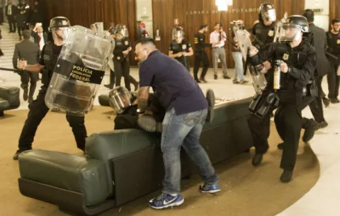 Protesta contra reformas de Temer acaba en choque frente a Congreso brasileño