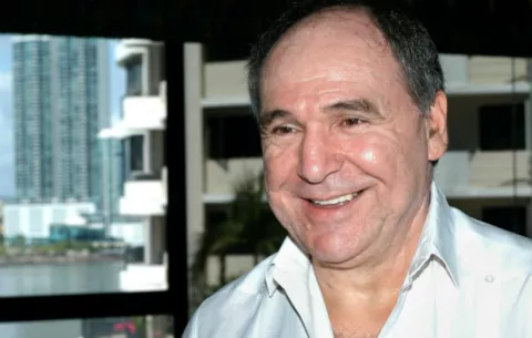Expresidente Bucarám regresará a Ecuador el 17 de junio, 20 años después