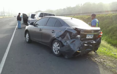 Autobús colisiona dos vehículos en la autopista Arraiján - La Chorrera