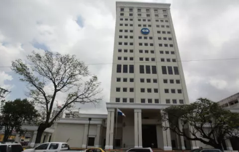 Conceden fianza a dos implicados en caso de la Caja de Ahorros