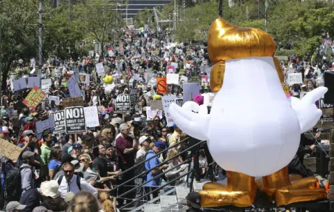 Catorce arrestos y choques en dos protestas a favor y contra Trump en Berkely