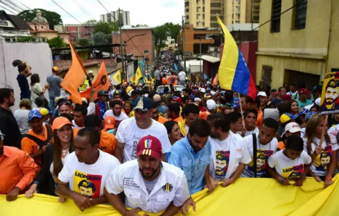 Opositores marchan hacia las cárceles para exigir libertad de "presos políticos"