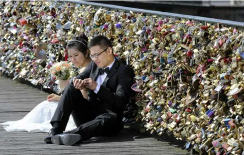 Subastarán los famosos "candados del amor" de París