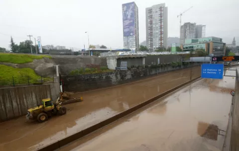 Llaman a habitantes de la capital chilena a juntar agua tras aludes