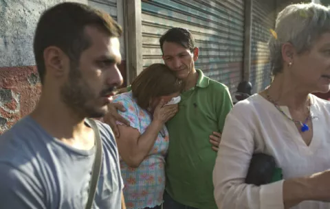 Opositor venezolano Capriles asegura que fue atacado "con bombas" tras marcha