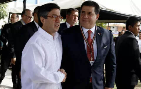 Presidente de Paraguay Horacio Cartes pide diálogo con políticos y arzobispo 