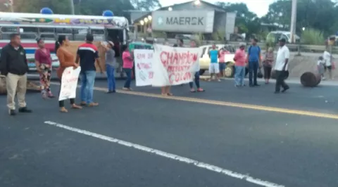 Moradores de Champion cierran vía en Sabanitas tras amenaza de desalojo