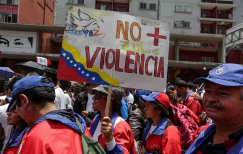 Chavismo marcha en Caracas en favor de la paz y "contra el terrorismo"