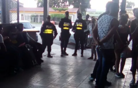 Migración de Costa Rica regresa 15 cubanos a Panamá