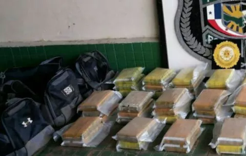 Los descubren con droga que llevaban adherida al cuerpo
