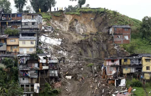 Aumenta a 16 los muertos en ciudad colombiana afectada por lluvias