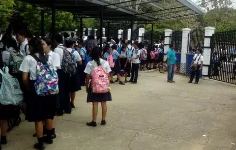 Suspenden clases en colegio en Guararé por desborde de aguas negras
