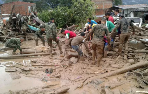 Desbordamiento de río en Colombia deja 112 muertos 