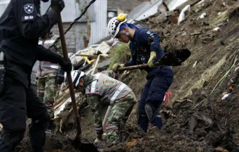 Juan Manuel Santos asegura que el invierno deja en Colombia 360 muertos y unos cien desaparecidos