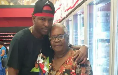 Delano Wilson salió a comprar una hamburguesa y quedó en la balacera, dijo su hermana