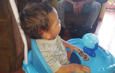 Niño que fue arrastrado por el vehículo mejora en su casa