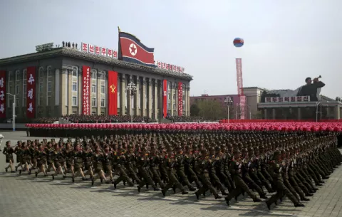 Corea del Norte muestra su poderío con misiles y otras armas en un desfile 