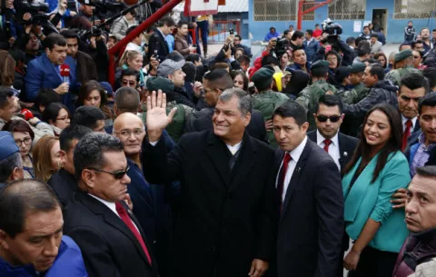 Correa condena brotes de violencia en algunas zonas de Ecuador