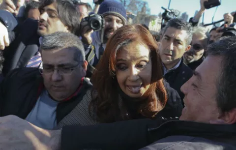 Juez procesa a Cristina Fernández y a hijos por lavado de dinero