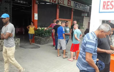 Cubanos abandonados en Paso Canoas acusan al gobierno de Varela