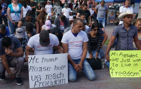 Cubanos varados en México se manifiestan frente puente fronterizo con EE.UU.