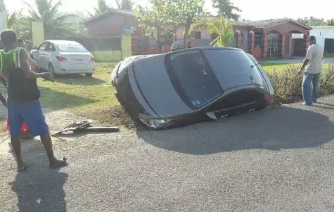 Auto cae en cuneta en Los Lagos, Colón