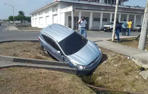 Auto cae en cuneta cuando su conductor intenta esquivar un autobús