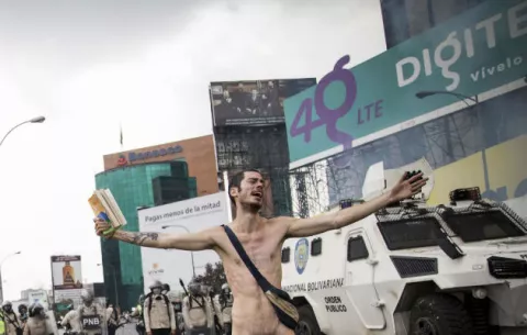 Venezolano que protestó desnudo afirma tener miedo por él y por su familia