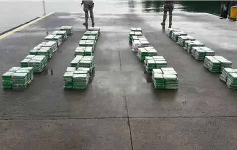 Dos detenidos por decomiso de 700 paquetes con supuesta cocaína en velero