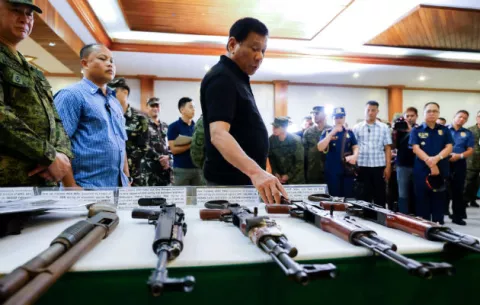 Duterte destituye al ministro de Interior filipino, acusado de corrupción