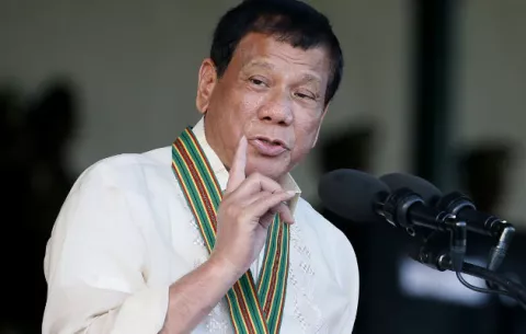 Rodrigo Duterte dice ser más brutal que los terroristas 