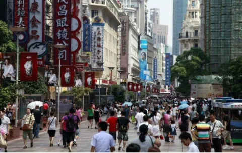Economía china repunta y crece 6,9% pese a temor de desaceleración