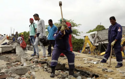 Edificio que colapsó en Cartagena tenía licencia falsa y obreros venezolanos