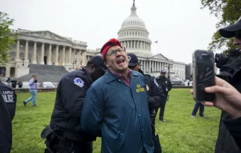 Detienen a activistas por fumar marihuana frente al Congreso de EE.UU.