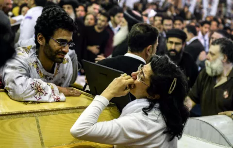 Egipto establece el estado de emergencia por tres meses tras atentados