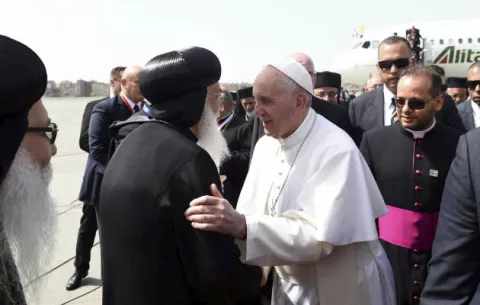 El papa llega a Egipto para defender la reconciliación entre religiones