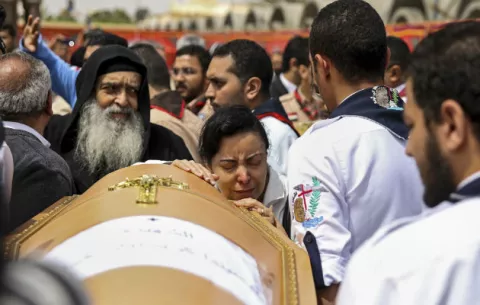 En funeral de sus "mártires", coptos egipcios expresan su rabia contra policía