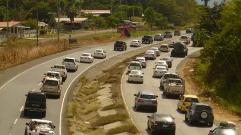 Éxodo masivo de personas y autos hacia el interior del país