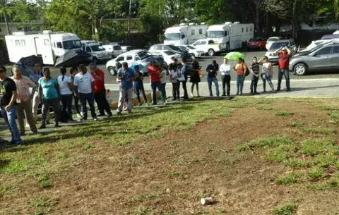 Quejas por larga filas para vacunarse contra la fiebre amarilla 