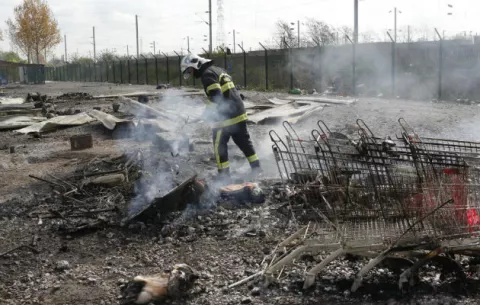 Desaparecen 600 migrantes tras fuego en campamento de refugiados en Francia