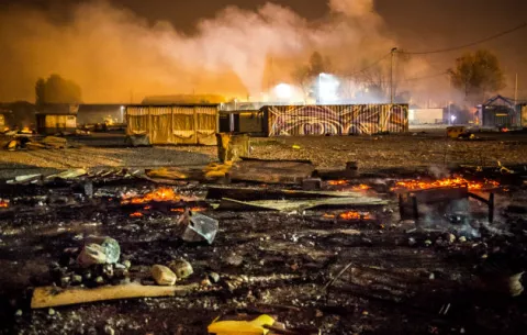 Gran incendio reduce a "cenizas" campo de migrantes en norte de Francia