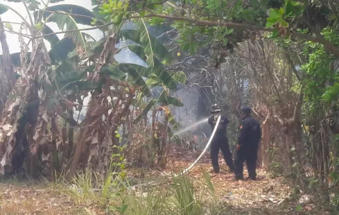 Evacúan vivienda en Penonomé, a causa de incendio en herbazal  