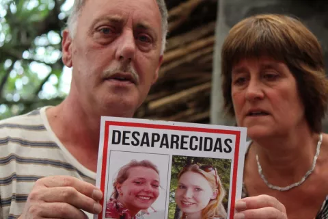 Padres de holandesas dudan de la versión oficial panameña