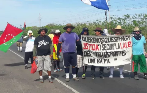 Palancas chiricanos llegan a Penonomé bajo el intenso sol