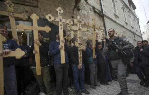 Miles de cristianos repiten los pasos de Jesús por el Vía Crucis en Jerusalén